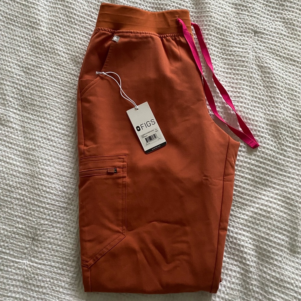 Zamora™ Jogger Scrub Pants in Terracotta